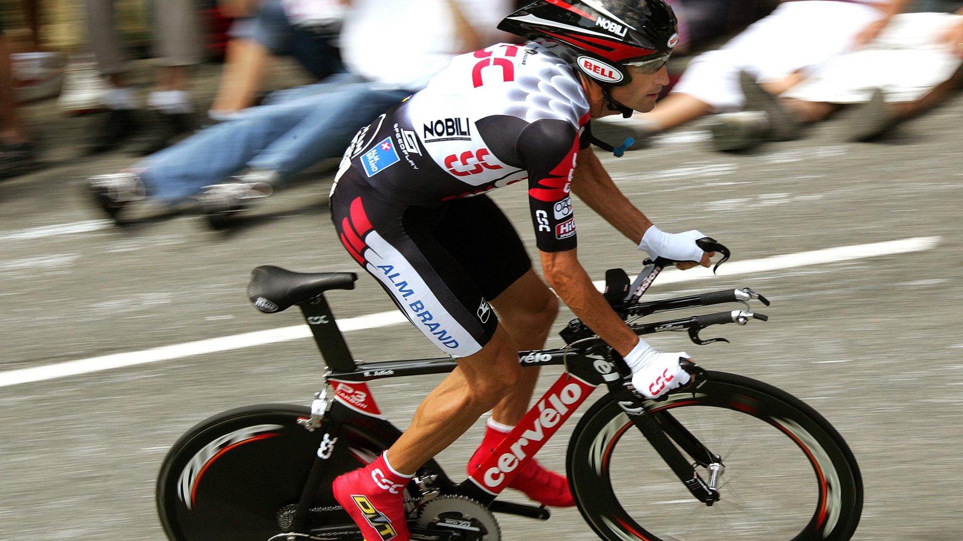 中国新星闪耀国际格斗赛场，勇夺金腰带创历史