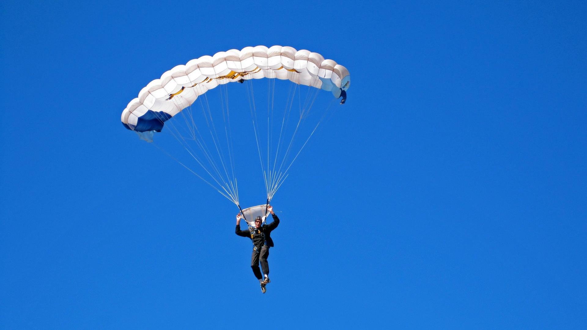 NBA季后赛激战正酣，勇士队逆转取胜，库里关键三分锁定胜局