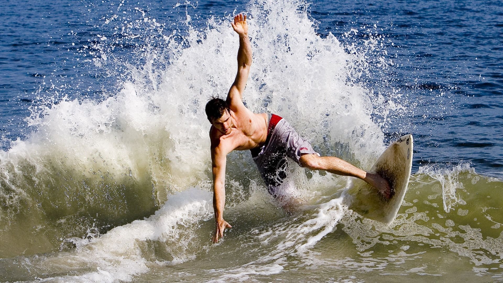 中国花样游泳队世锦赛摘金 演绎水中艺术新高度